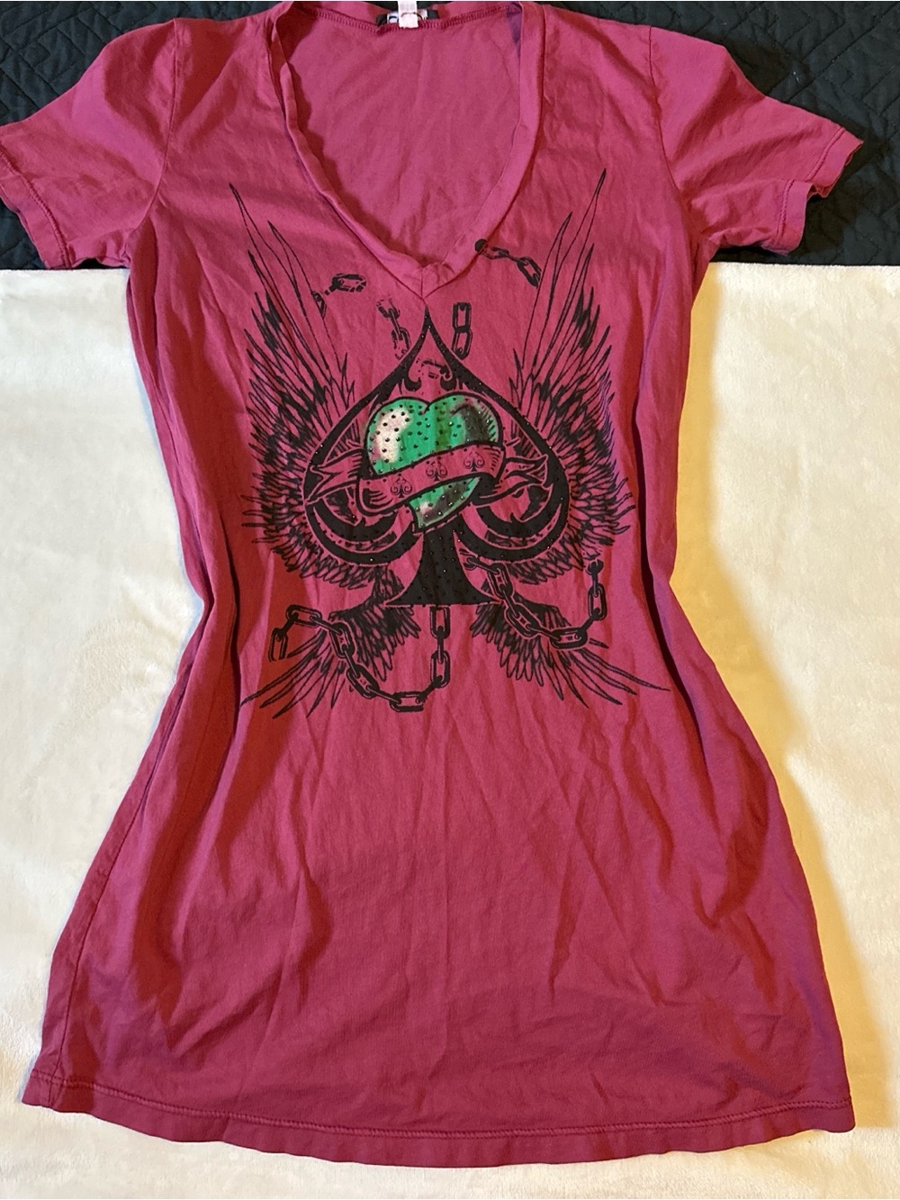 Grunge Y2K Women's V-Neck Graphic Tee in Magenta with Winged Spade Design